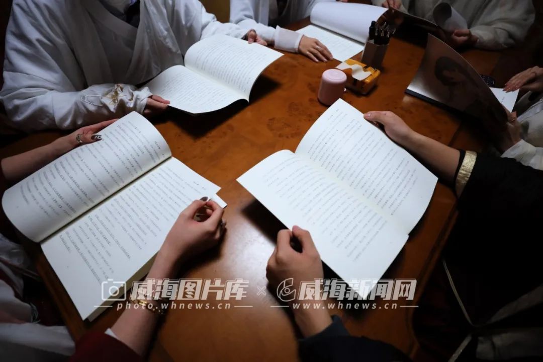 浸式社交被“封神”戏里戏外“杀”向何方？J9真人游戏第一品牌「剧本杀」横出江湖沉(图1)